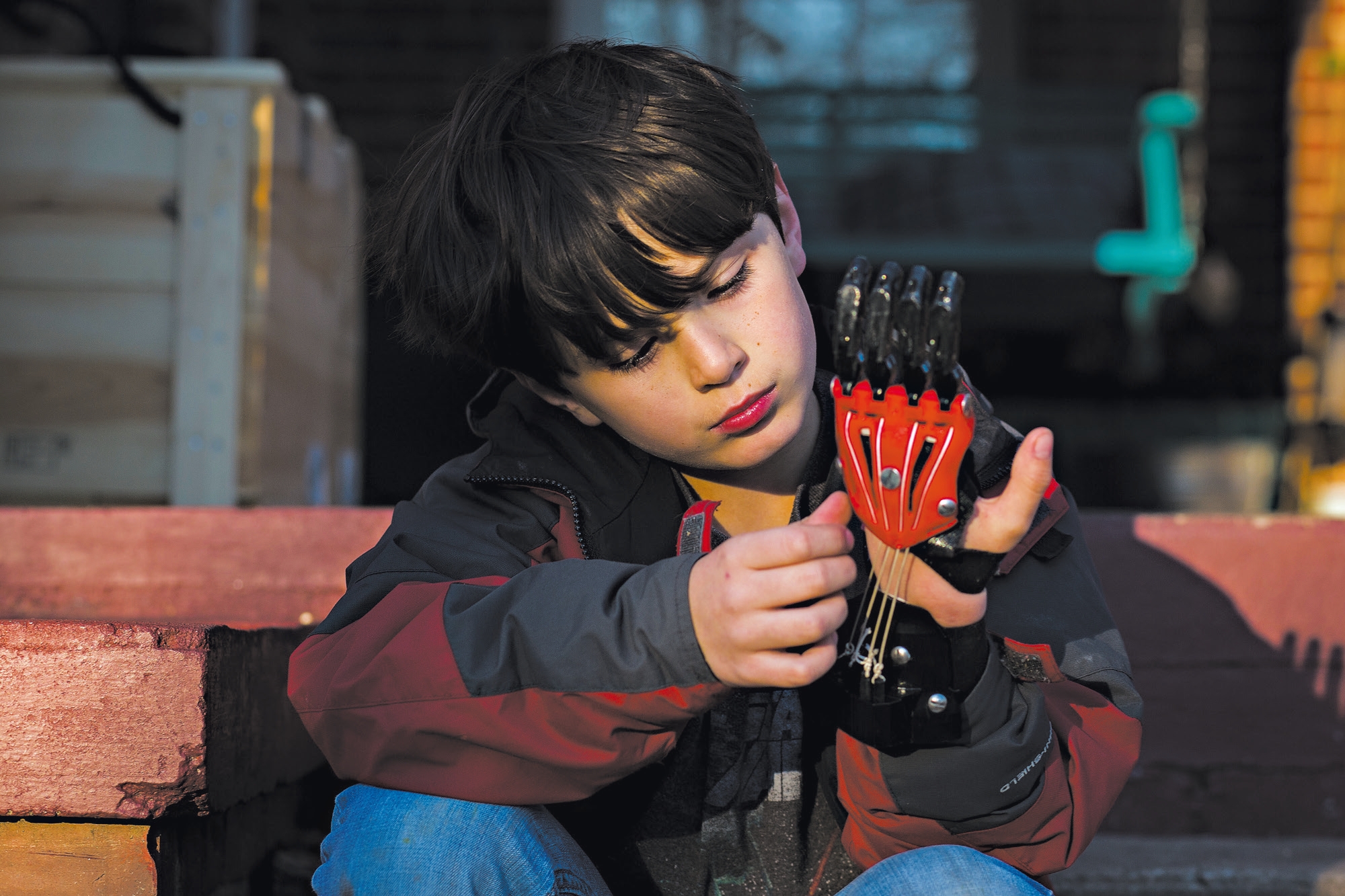 Ethan Brown usa próteses feitas por impressoras 3D, que custam muito menos que os aparelhos tradicionais | Kevin Liles/The New York Times