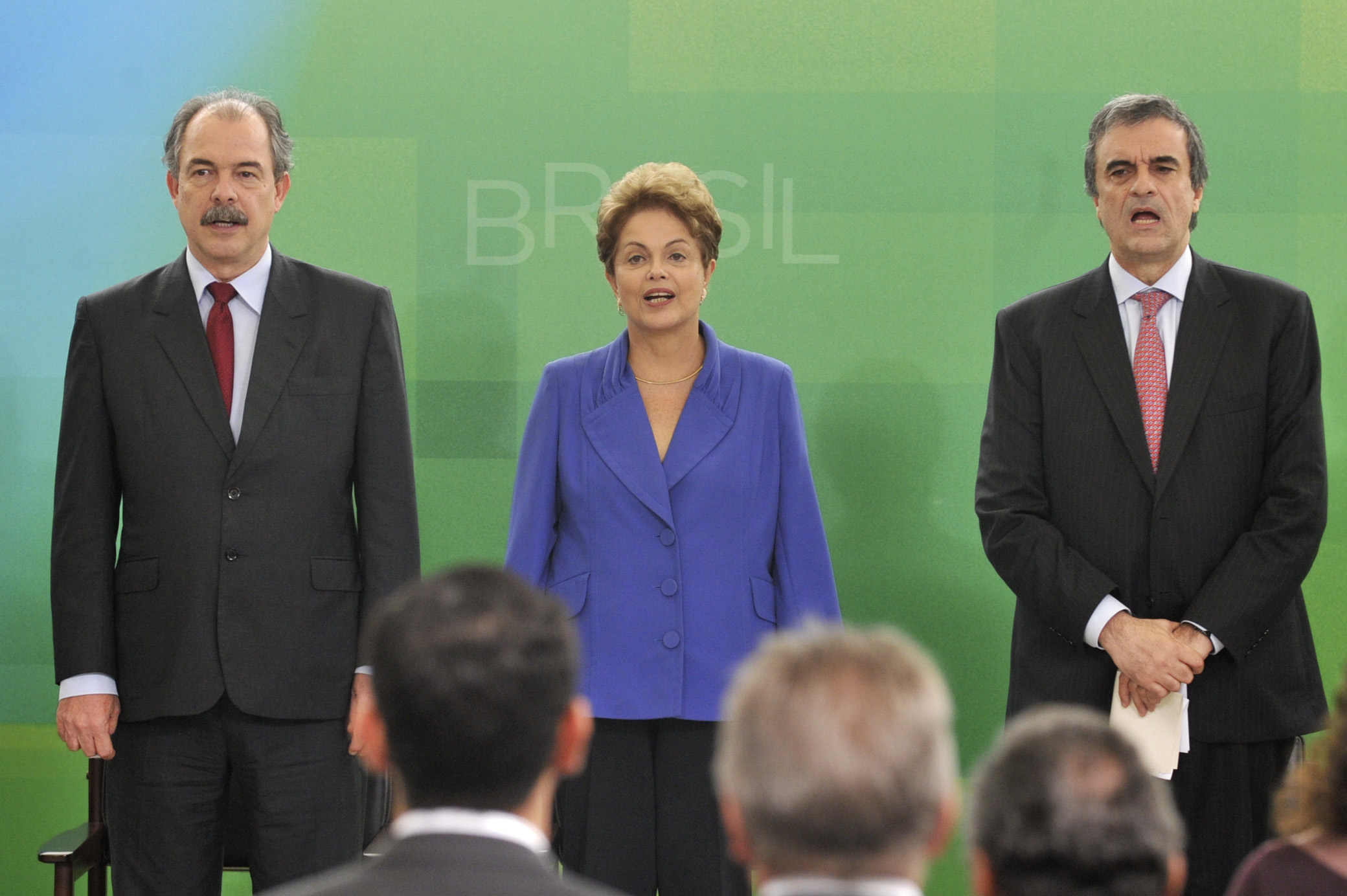 Presidente em foto com ministro da Casa Civil, Aloizio Mercadante (esq.) e o ministro da Justiça, José Eduardo Cardozo (dir.), em lançamento de medidas anticorrupção. | Jane de Araújo/Agência Senado