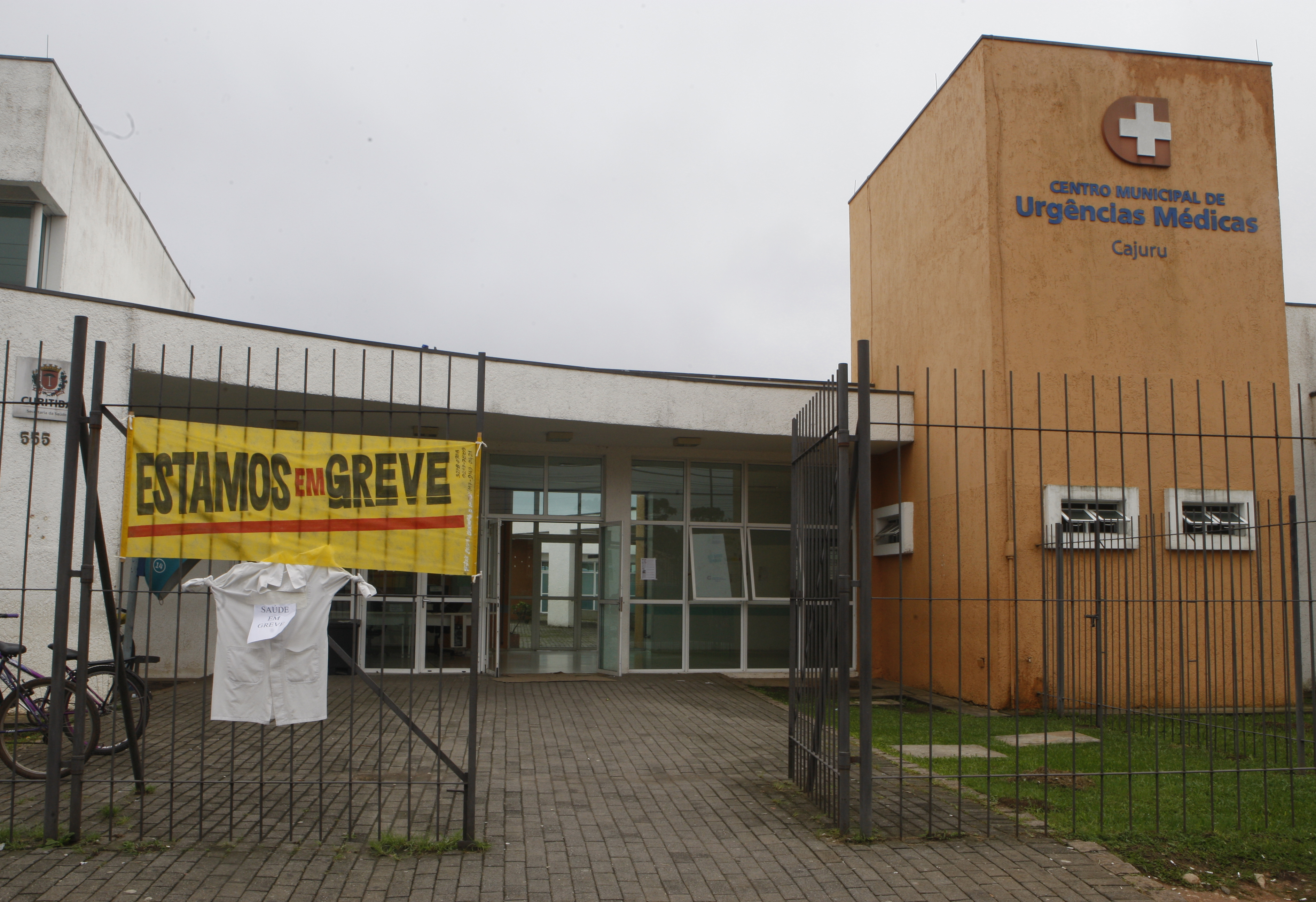Faixa foi estendida em frente ao Centro Municipal de Emergências Médicas do Cajuru | Aniele Nascimento/Gazeta do Povo