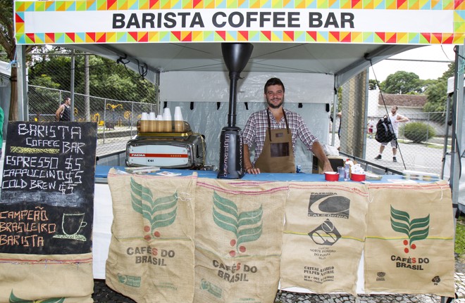 O barista Léo Moço prepara três tipos de cafés especiais na hora. | Daniel Castellano/Gazeta do Povo