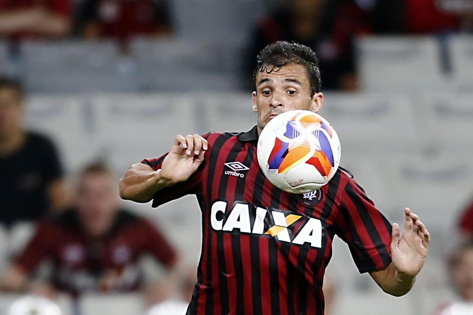 Paulinho Dias foi um dos jogadores mais criticados pela torcida na Arena | Albari Rosa/Gazeta do Povo