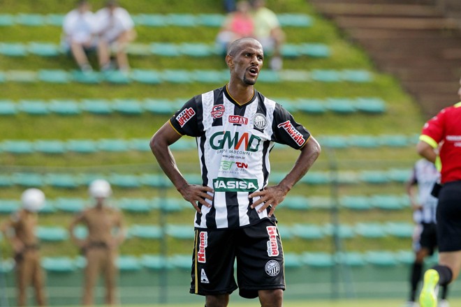 Somente na frente do uniforme do Operário são oito marcas. | Antônio More/Gazeta do Povo