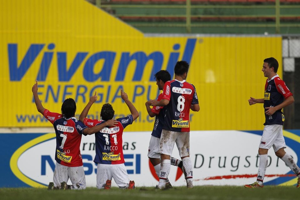 Entre os adultos: Lucas Pará (11) fez o gol da vitória, comemorado com Ricardinho (7), Bruninho e as crias do Ninho Leandro Vilela (8) e Rodrigo Gasperin. | Marcelo Andrade/Gazeta do Povo