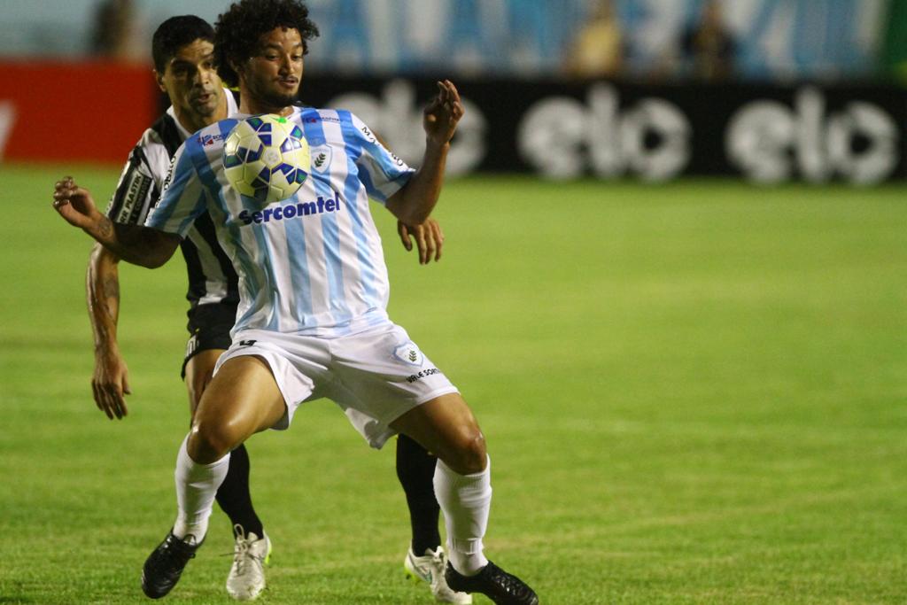 Atacante Arthur marcado pelo santista Renato. | Gilberto Abelha/Jornal de Londrina