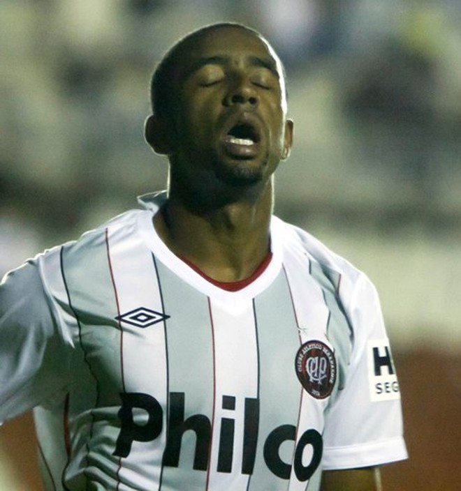 Paulinho enverga uma camisa branca e cinza do Atlético produzida pela Umbro, uniforme reserva em 2010. | Arquivo GRPCOM
