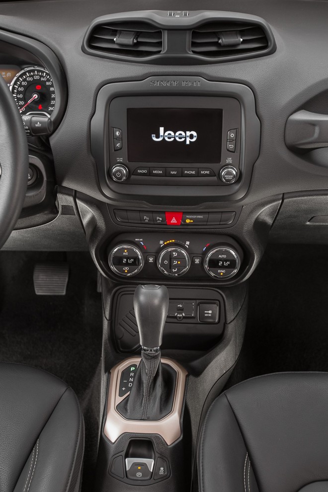 Interior da configuração Trailhawk, que ocupa o topo da gama. | 
