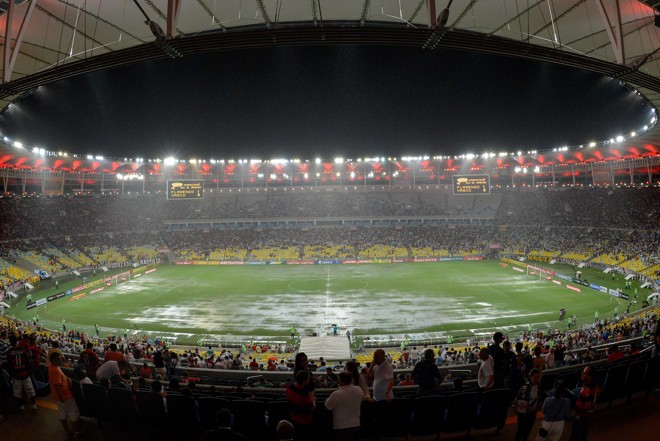 Visto do alto, o gramado do Maracanã totalmente alagado. | César Pupo/ Foto Arena/ Folhapress