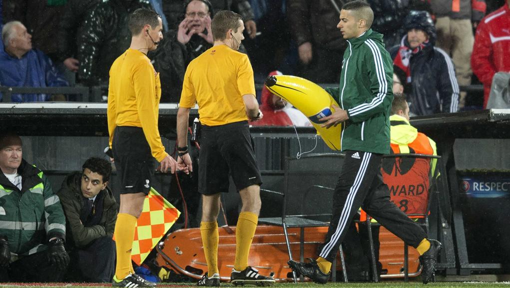 Árbitros retiram banana inflável do campo no confronto entre Feyenoord e Roma, na última quinta-feira, em Roterdã. | Olaf Kraak/EFE