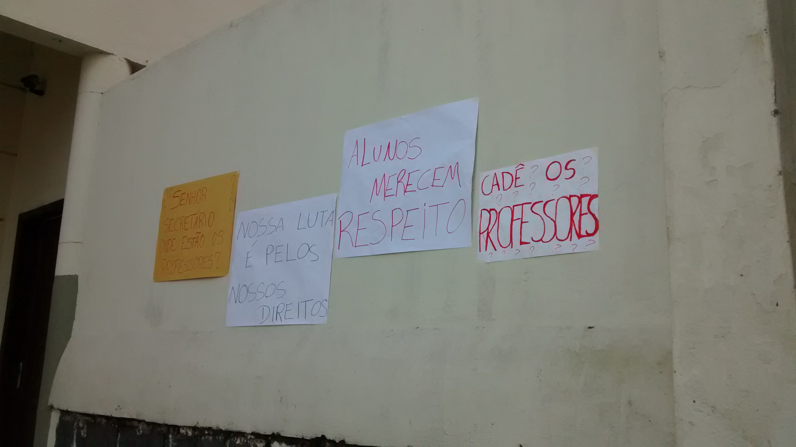 Alunos afixaram cartazes de protesto na entrada do colégio | Henry Mileo/Gazeta do Povo
