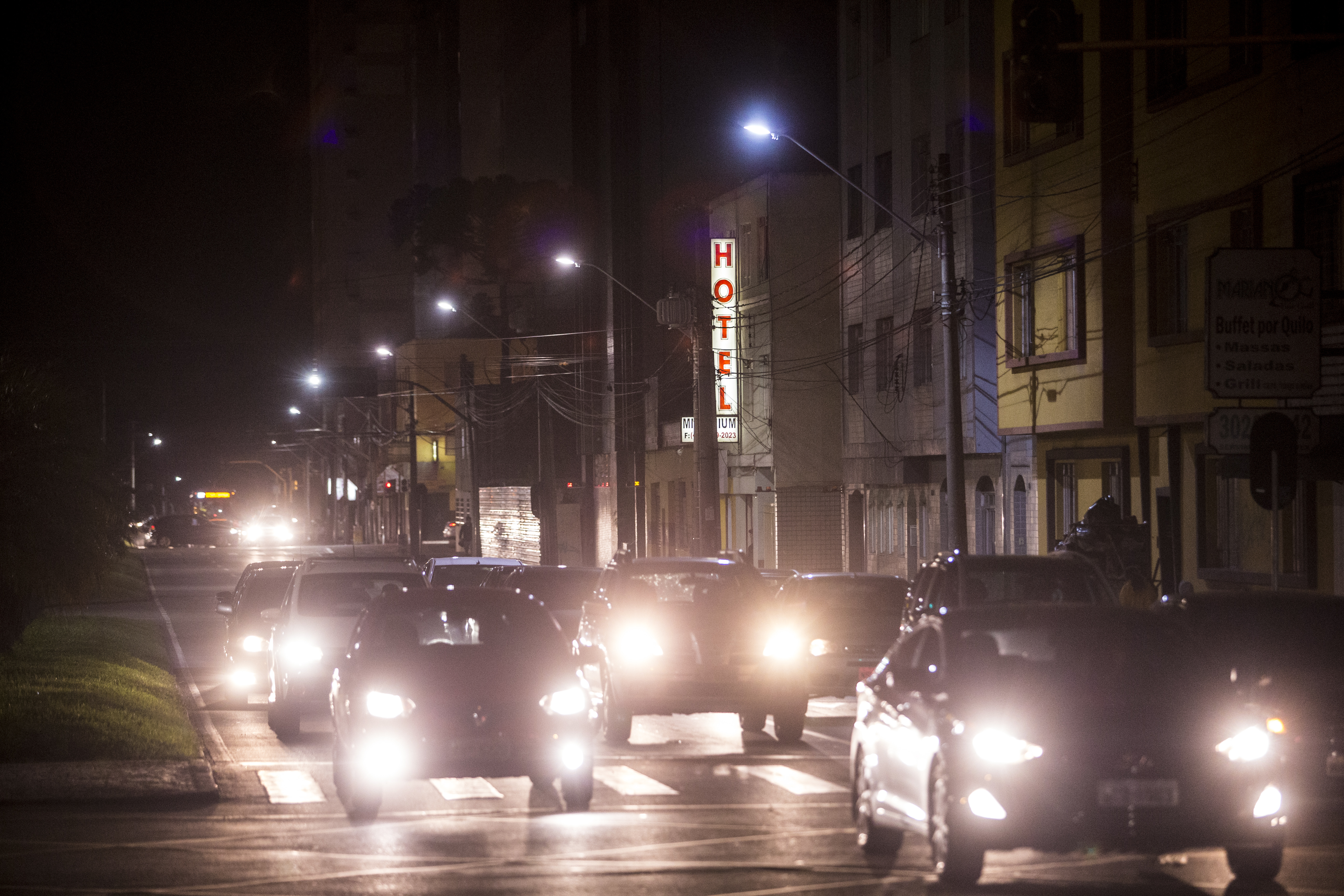 Lâmpadas novas são mais potentes. A Rua Mariano Torres, no centro, já tem os equipamentos. | Brunno Covello/Gazeta do Povo