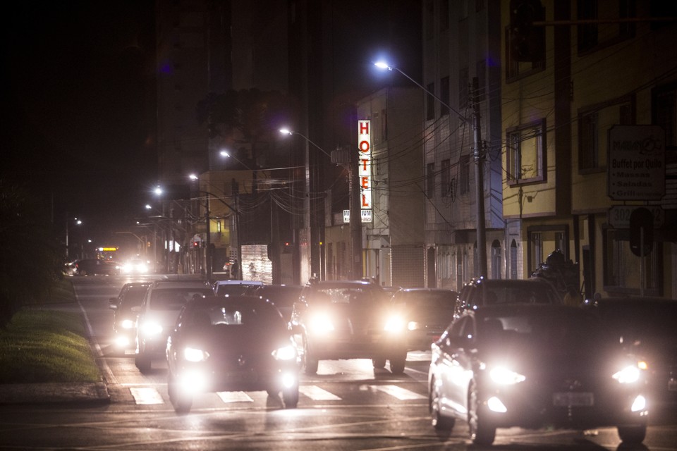 Lâmpadas novas são mais potentes. A Rua Mariano Torres, no centro, já tem os equipamentos. | Brunno Covello/Gazeta do Povo
