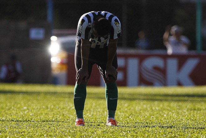 Bomfim tenta se aliviar do calor no empate do Coritiba com Prudentópolis | Jonathan Campos/Gazeta do Povo