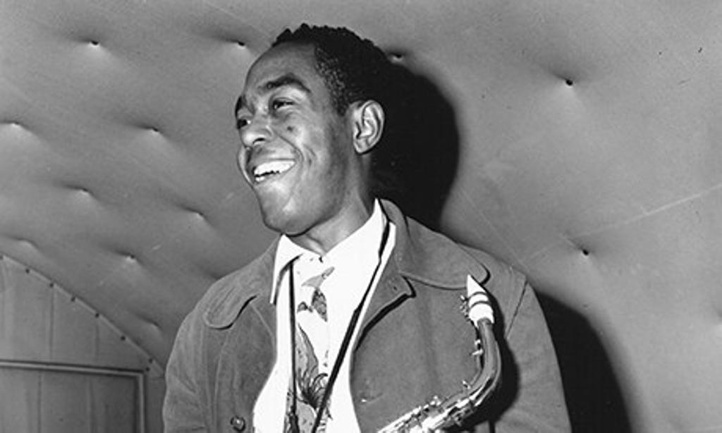 Charlie Parker e seu instrumento: o começo do bebop. | Michael Ochs Archives
