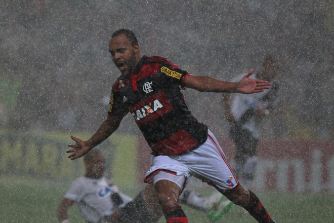 O “filho do Lela” deixou um vascaíno atolado na água após marcar o primeiro gol. | Gilvan Souza/ Fla Imagem
