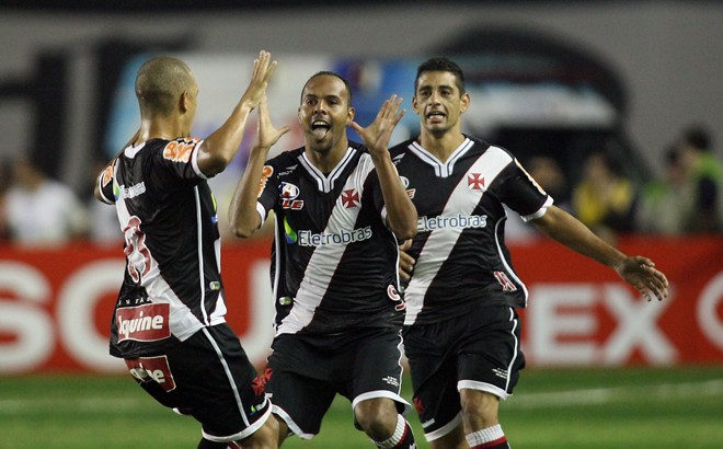 No primeiro jogo da final, em São Januário, o Coritiba perdeu para o Vasco por 1 a 0: gol de Alecsandro. | Hedeson Alves /Gazeta do Povo