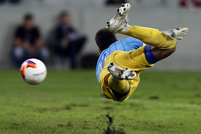 Duas semanas depois de tomar um gol de goleiro, Alisson levou 7 na Arena. | Albari Rosa/Gazeta do Povo