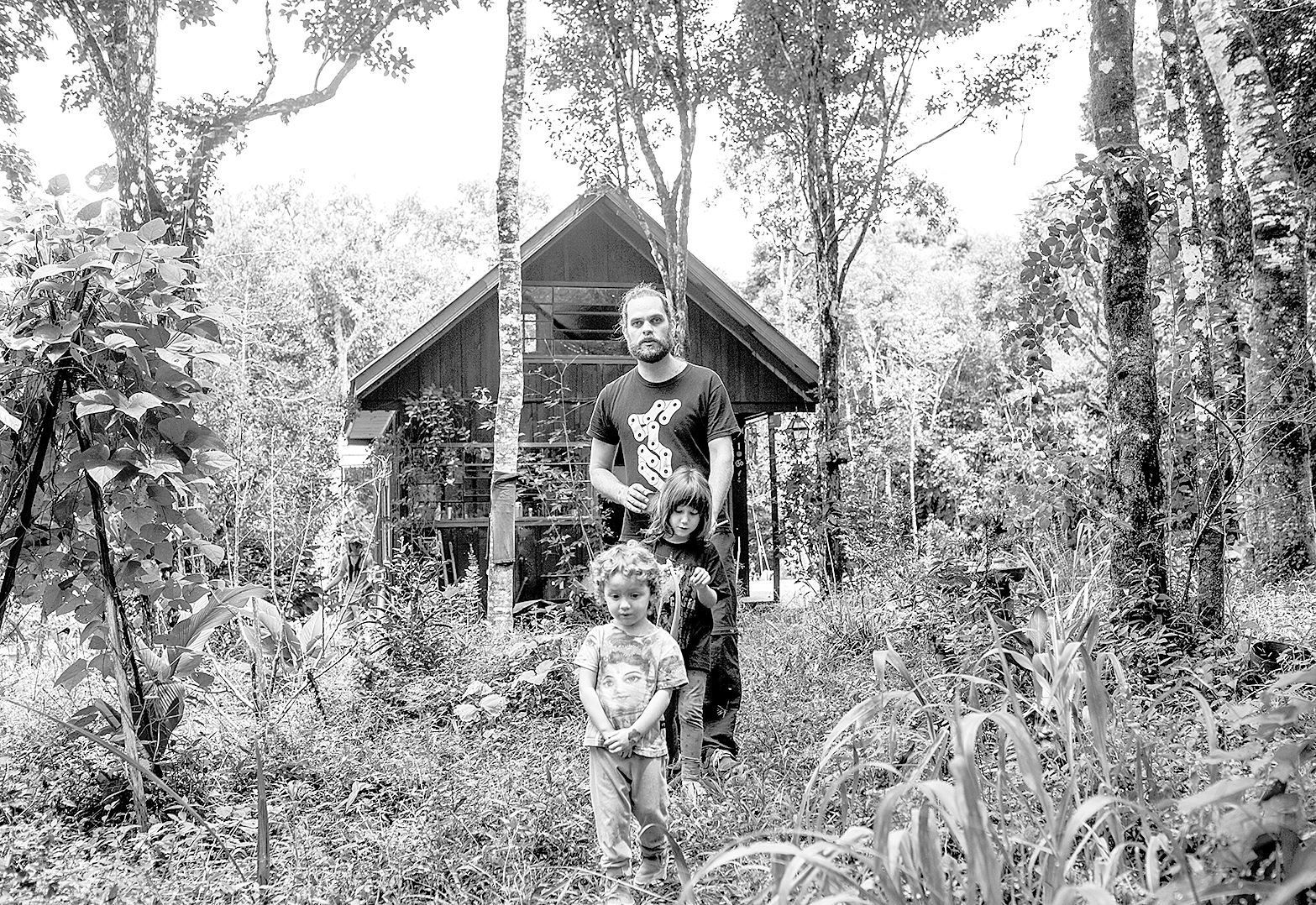 Goura com as filhas Sofia, de 5 anos, e Tulasi, de quase 3, frutos da união com Elenice Guimarães. | Brunno Covello/Gazeta do Povo