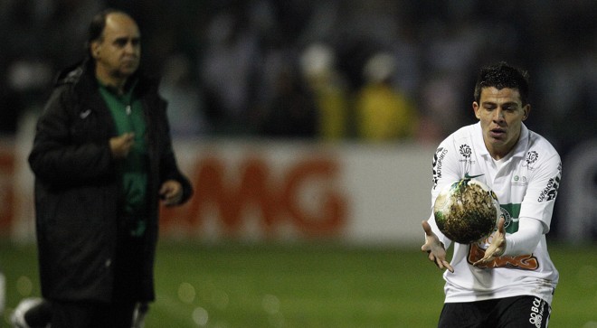 O lateral-direito Ayrton até marcou um gol para o Coxa na partida de volta, mas não foi suficiente: 1 a 1 e título do Palmeiras. | Jonathan Campos
