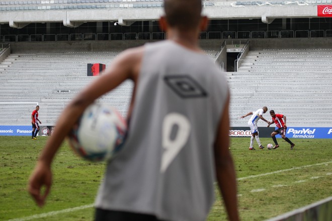 Gândula assiste ao empate entre Andraus e Apucarana Sports na Arena da Baixada, pela Segundona do Paranaense. | Daniel Castellano/Gazeta do Povo