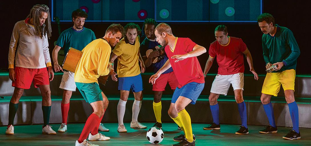 Elenco de Samba Futebol Clube, todo formado por atores músicos e instrumentistas. As letras das músicas são inspiradas pelo esporte. | Leo Aversa/Divulgação