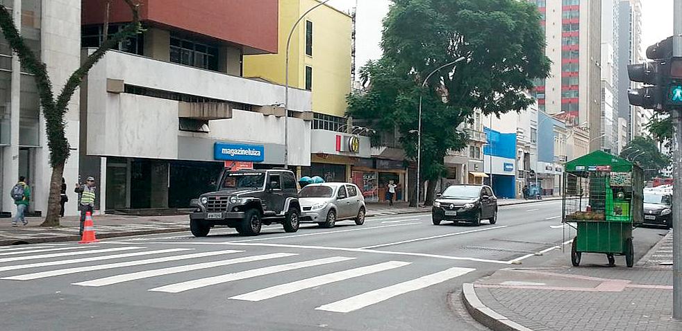 Agente da Setran orienta motoristas na Rua Marechal Deodoro | Fabiano Klostermann/Gazeta do Povo