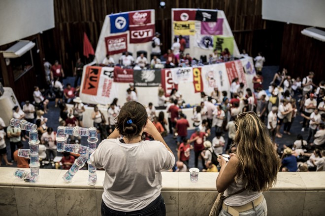 Professores na ocupação do plenário da Assembleia: descontentamento com os parlamentares. | Henry Milleo/Gazeta do Povo
