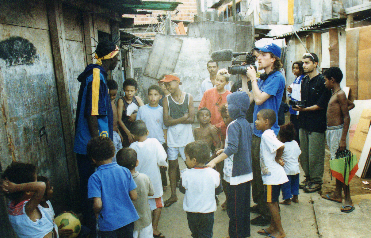 Rapper rodeado por fãs na favela do Canão, em São Paulo. | Divulgação
