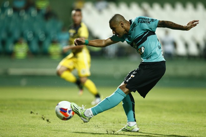 Wellington Paulista não fez gol (ao menos o juiz não marcou), mas participou de outros dois. | Hugo Harada/Gazeta do Povo