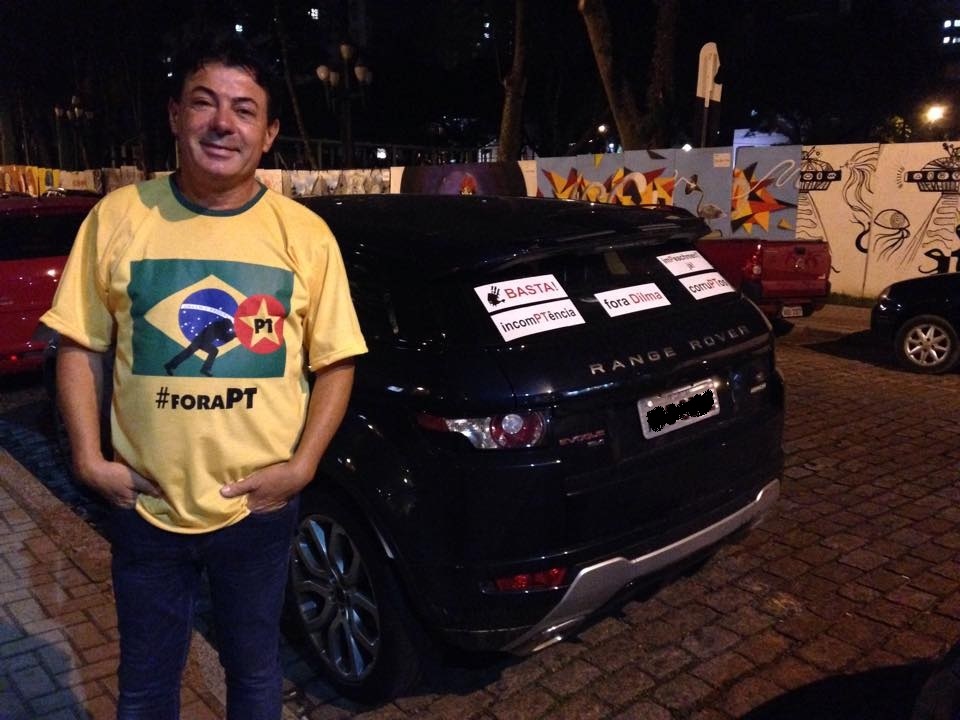 De acordo com um dos organizadores do adesivaço, o empresário Percy Russ, a ideia do movimento que, segundo ele, é apartidário, não é pedir o impeachment da presidente | Katna Baran/Gazeta do Povo