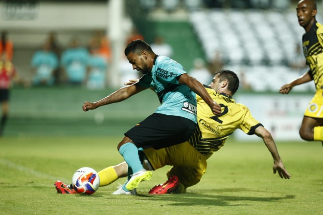 Wallyson entrou no segundo tempo e de cara já deu trabalho para Bronzatti, defensor do Cascavel. | Hugo Harada/Gazeta do Povo