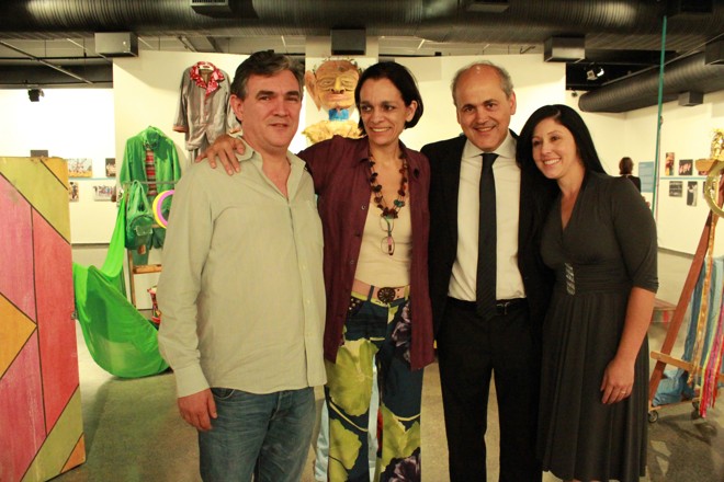 O prefeito Gustavo Fruet e o presidente da Fundação Cultural de Curitiba, Marcos Cordiolli, prestigiaram a abertura das exposições fotográficas comemorativas dos 20 anos da escola de teatro Pé no Palco, da atriz e diretora Fátima Ortiz (ao centro), e de sua sócia, a atriz e produtora Giselle Lima (à dir.). As mostras estão em cartaz no Portão Cultural até 24 de maio. | ErtaAle
