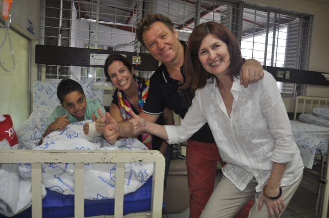 O chef francês Claude Troisgros e sua mulher Clarisse Setti Troisgros (ao fundo) com o paciente Gabriel dos Reis Sokonski e Ety Cristina Forte Carneiro. | Patricia Pinheiro