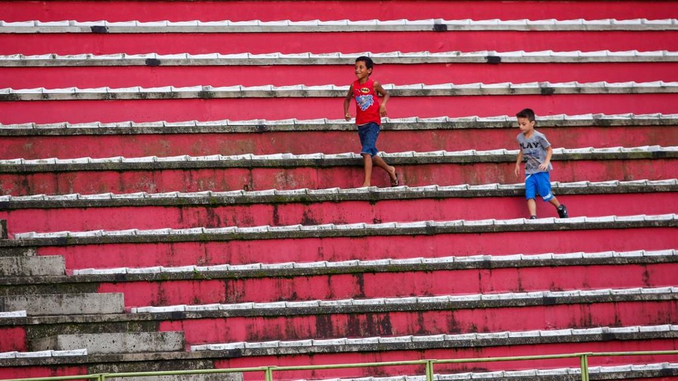As desertas arquibancadas do Paranaense ficam aiinda mais vazias no Torneio da Morte. | Brunno Covello/Gazeta do Povo
