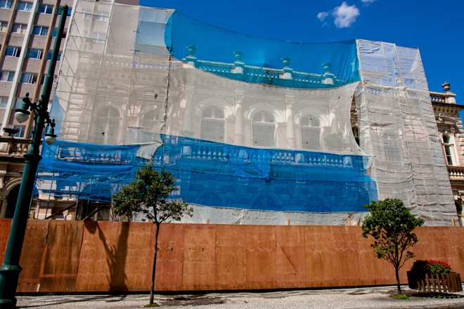 Depois de uma década fechado, prédio começou obras emergenciais em 2013 . | Henry Milléo / Gazeta do Povo