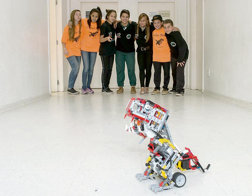A turma da Cyber Rex e seu robô campeão: tecnologia que se aprende na prática. | Henry Milleo/Gazeta do Povo