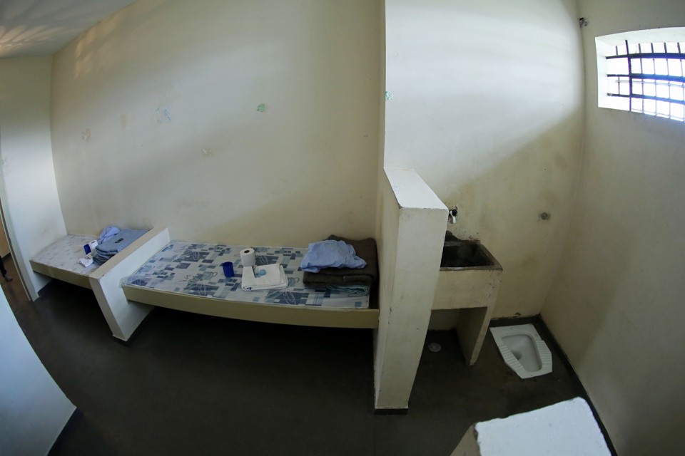 Nas celas do Complexo Médico Penal há camas, uma pia e uma latrina.  Presos foram recebidos com kits que incluem meio sabonete, escova de dentes, papel higiênico, toalha, lençóis e cobertores. | Heuler Andrey/Metro Curitiba