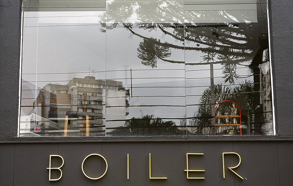 A fachada da Boiler Galeria, no bairro Batel, em Curitiba: proprietária pensou no espaço como uma vitrine. | Aniele Nascimento / Gazeta do Povo