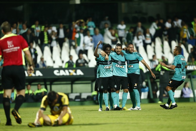Norberto, Hélder e Carlinhos foram os primeiros a cumprimentar o atacante. | Hugo Harada/Gazeta do Povo
