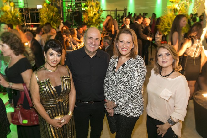 O arquiteto Jayme Bernardo prestigiou a festa pelos 14 anos do Núcleo Paranaense de Decoração, sexta-feira, no Concept Hall. Com ele na foto, as ex-presidentes Zilda Fraletti (à esq.) e Regina Bruni e a atual presidente, Maria Bond Schwartsburd (à dir.). | Diego Pisante