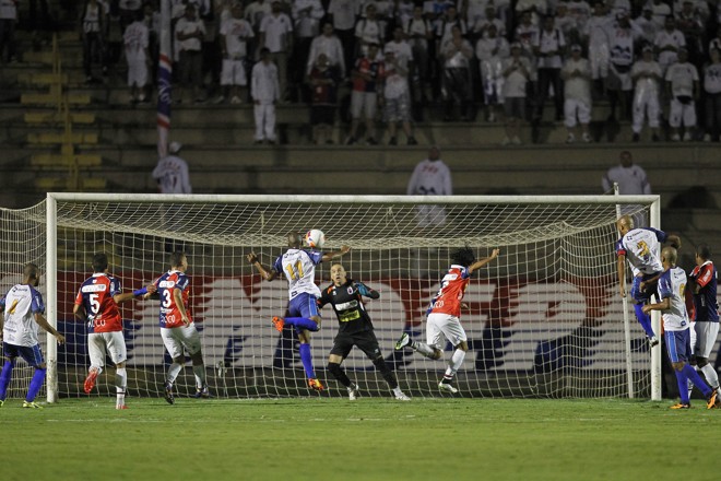 Momento da cabeçada de Leandro Silva. Zagueiro fez o gol da vitória do Foz. | Antônio More/Gazeta do Povo