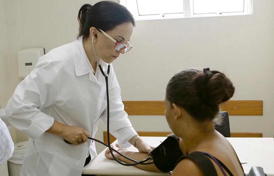 Rosane Ferreira, na unidade de saúde: ela não descarta disputar a prefeitura de Araucária em 2016. | Aniele Nascimento/Gazeta do Povo