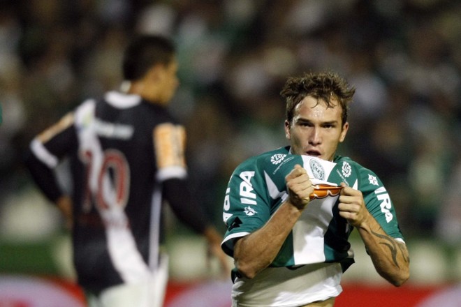O volante Willian deixou o dele, o primeiro com a camisa coxa-branca, e manteve o Coxa na briga pelo título. | Albari Rosa/Gazeta do Povo