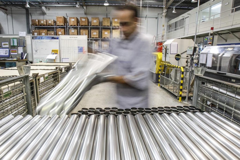 Dólar alto puxa preço de matéria-prima importada, inflando custos de produção já pressionados pelos reajustes. | Daniel Castellano/Gazeta do Povo
