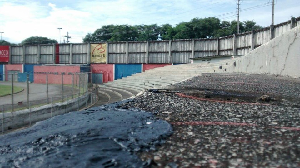 Cimento fresco no setor de visitantes da Vila Capanema. | Aliocha Mauricio/Tribuna