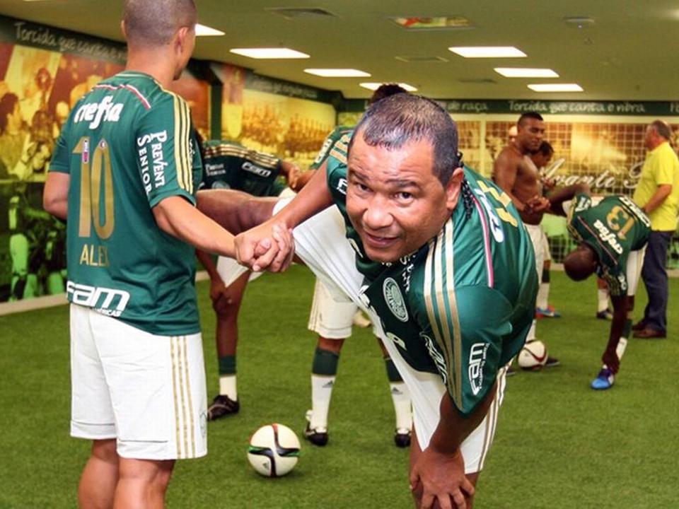 Com a ajuda de Alex, Oséas faz o aquecimento antes da homenagem do Palmeiras ao camisa 10. | Fabio Menott/ /Palmeiras