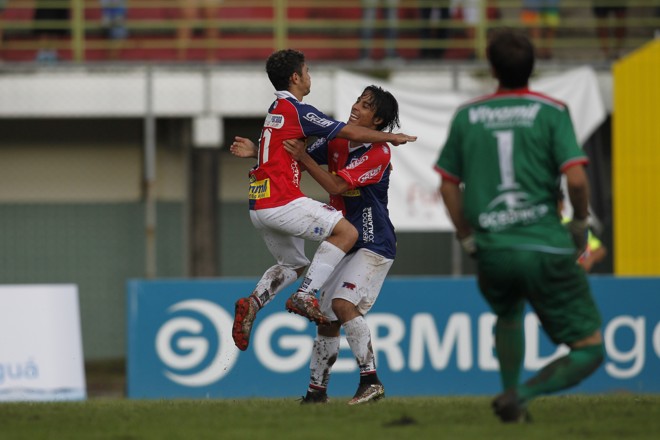 Lucas Pará foi titular e aproveitou a chance, marcando o gol da vitória paranista. Na foto, ele comemora com Ricardinho. | Marcelo Andrade/Gazeta do Povo