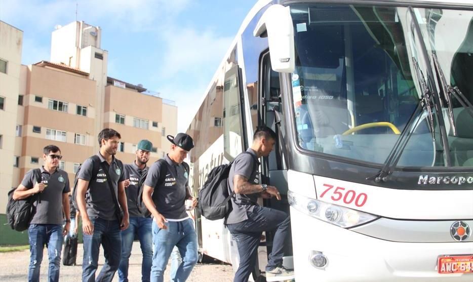 Jogadores do Coritiba pegam o ônibus em direção ao aeroporto: confiança em voltar de Minas Gerais classificado. | Divulgação/ Coritiba