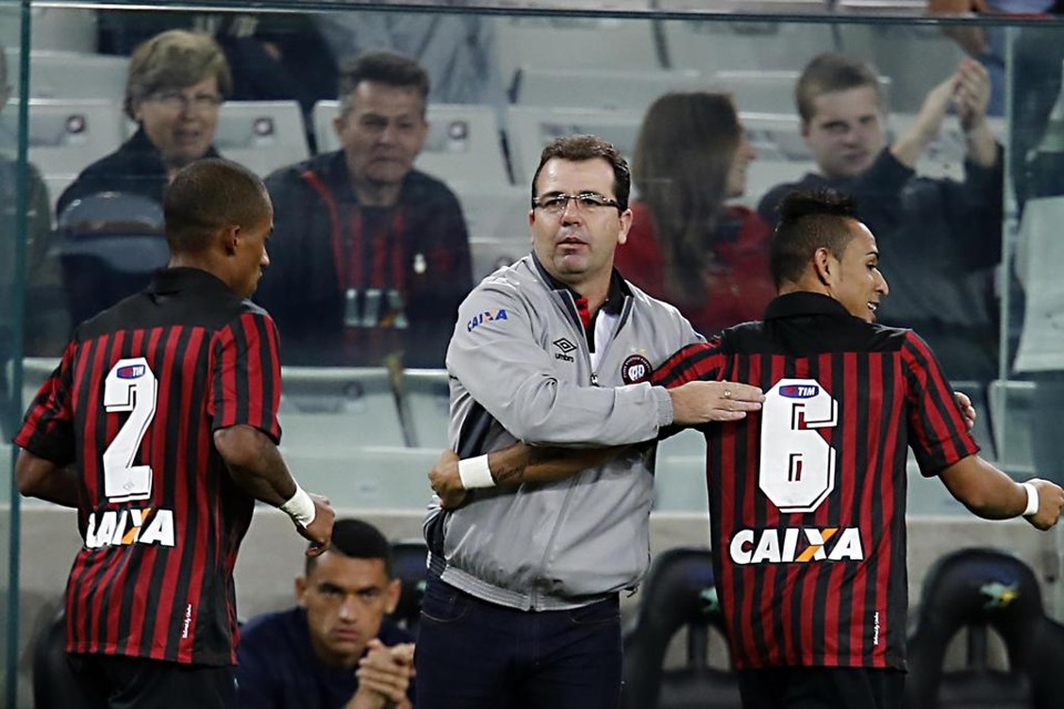 Enderson cumprimenta Natanael e Eduardo: técnico quer reforços para a temporada. | Albari Rosa/Gazeta do Povo