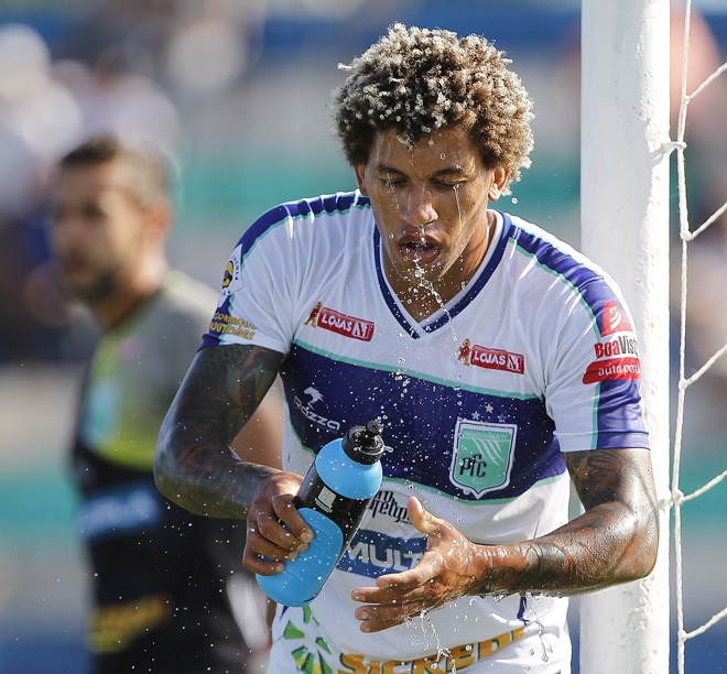 Biro, lateral esquerdo do Prudentópolis, tenta aliviar o calor no jogo com o Coritiba | Jonathan Campos / Gazeta do Povo