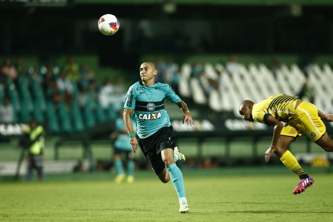 Wellington Paulista passou como quer pelo marcador, que fica perdido pelo caminho. | Hugo Harada/Gazeta do Povo